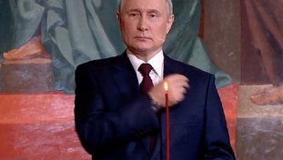 Putin, la candela rossa e il gesto con la mano: lo Zar alla messa di mezzanotte a Mosca