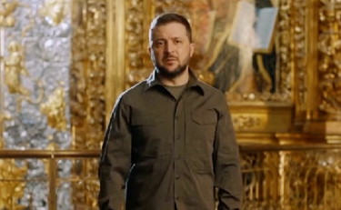 Il messaggio di Zelensky, in piedi nella cattedrale di Santa Sofia prega per la pace