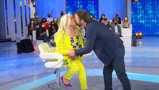 Raoul Bova e il siparietto hot con il décolleté della Venier. Poi scatta il bacio