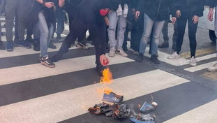 Bandiere della Nato bruciate, ecco i pacifisti del 25 Aprile