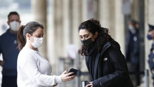 Si decide il destino delle mascherine al chiuso. Sarà addio al green pass dal 30 aprile