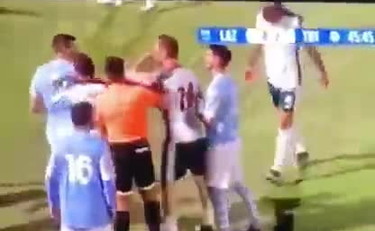 Totti battuto dalla Lazio di calcio a 8 perde le staffe: che lite in campo | VIDEO