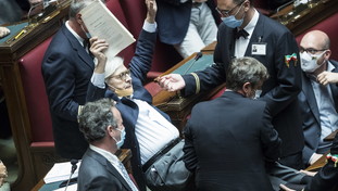 Mai più risse e sputi in Senato, la politica prova a darsi un tono. Rispetteranno le regole?