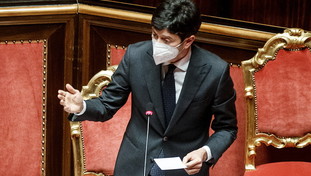 Mascherine, cade l'obbligo anche al lavoro: governo verso la raccomandazione