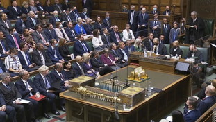 Video a luci rossi e apprezzamenti, Westminster vietato ai minori. Alla riunione delle deputate esce di tutto
