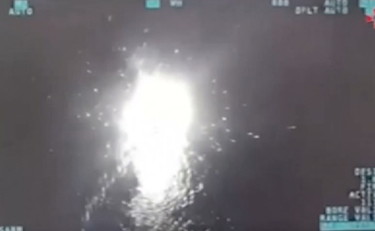 I droni ucraini distruggono due navi russe, il video dell'attacco vicino all'Isola dei Serpenti
