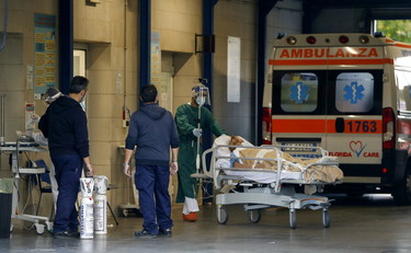 Pronto soccorso sovraffollati, le ambulanze ferme costano mille euro al giorno