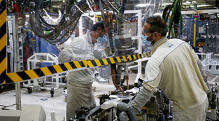 Mascherine obbligatorie nelle aziende private, luoghi di lavoro senza pace