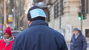 Il terrore ci spinge a continuare a usare le mascherine e a non darci la mano