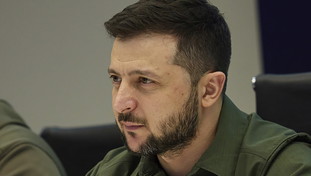 La cifra da capogiro per la felpa militare di Zelensky: l'asta e il risultato da urlo