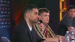 Mahmood non riesce a trattenersi: la gaffe rumorosa in conferenza. Imbarazzo totale