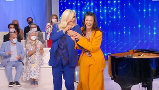 “Abbiamo fatto i numeri...”. Mara Venier ed Elisa scatenate e piccanti: le limonate a ritmo di Pink Floyd