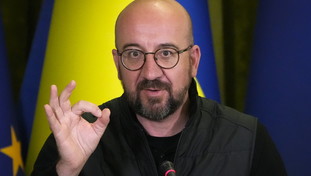 Lo schiaffo della Russia all'Europa: bombe su Michel ad Odessa. Scatta il panico e la fuga