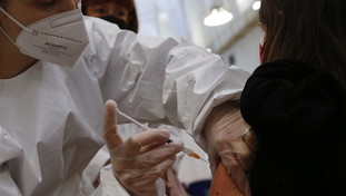 Studio choc: i vaccini anti-Covid possono riacutizzare la fibrosi polmonare