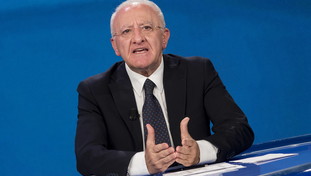 De Luca dichiara guerra alla Nato: “Il segretario Stoltenberg? Semi analfabeta di ritorno”