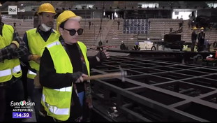 Malgioglio senza freni con la cantante curvy: “Cambia stilista”