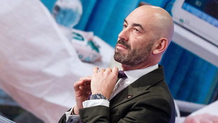 Lo stop all'obbligo mascherine in aereo divide gli scienziati. Bassetti tuona: È da talebani