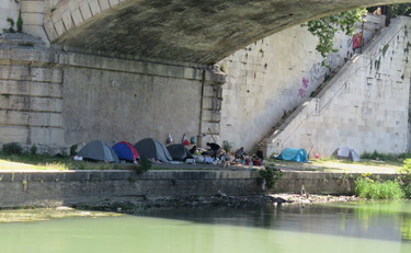 I senzatetto invadono le banchine, sul Tevere torna la tendopoli