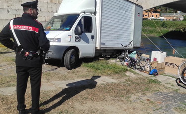 Raccoglie le bici lungo il Tevere, il furgone finisce male