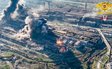 Bombe al fosforo sull'Azovstal, russi a tenaglia su Mariupol