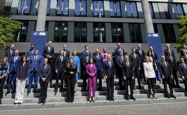Luigi Di Maio relegato di lato e in seconda fila. Ecco la foto di gruppo dei ministri degli Esteri