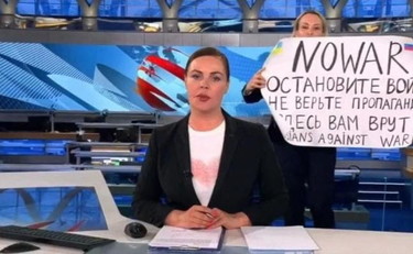 Dramma familiare per la giornalista del blitz nel telegiornale russo. Traditrice, l'accusa choc
