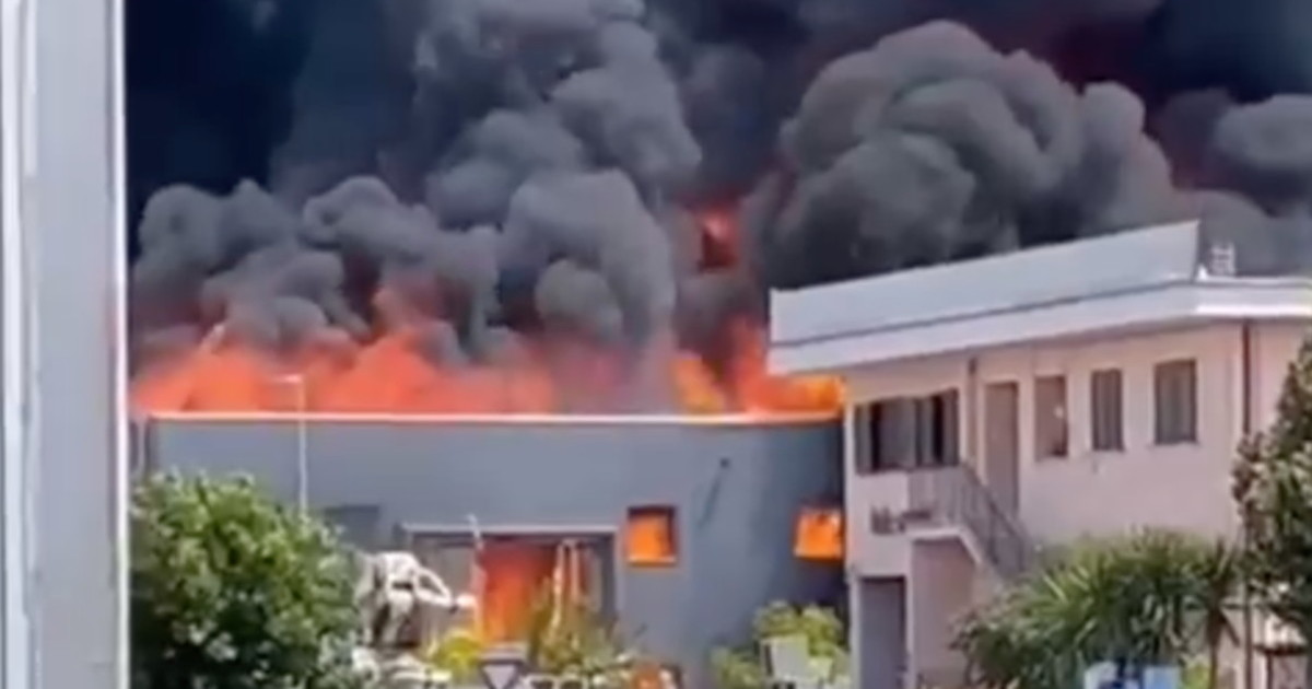 Brucia una fabbrica di vernici e si scatena il maxi incendio e la super nube nera Brucia una fabbrica di vernici e si scatena il maxi incendio e la super nube nera