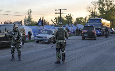 Azovstal, l'ordine di evacuazione: i soldati via dall'acciaieria sui bus russi. 