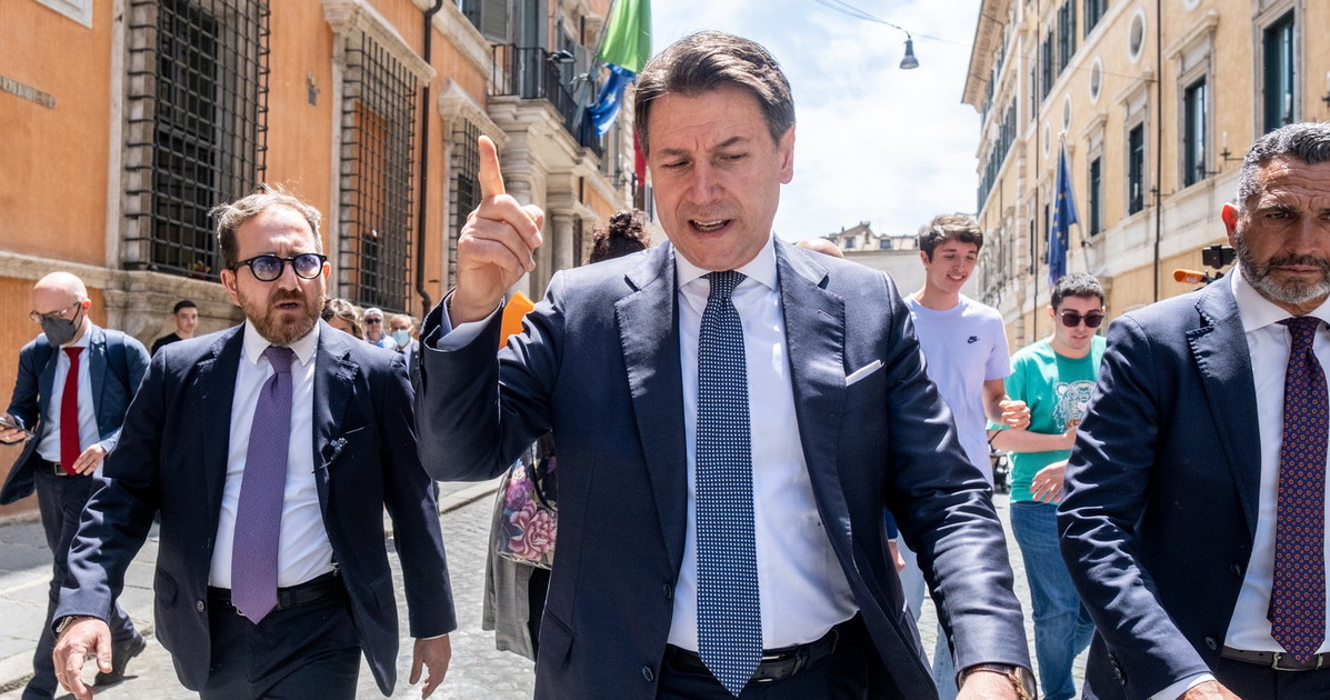 Il leader M5s è sempre più solo, Conte non ne azzecca una Il leader M5s è sempre più solo, Conte non ne azzecca una