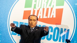 Berlusconi show a Napoli. Il discorso sui referendum giustizia e l'appello al voto