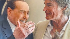 Di nuovo in campo e in tv per vincere. Berlusconi a Napoli sostiene Kiev e su Putin...