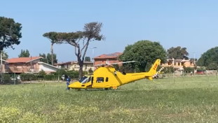 Accoltellato al collo durante una lite e in fin di vita: tentato omicidio a Torvaianica