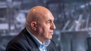 Non sanno fermare i cinghiali, figuriamoci l'invasione... La fucilata di Crosetto, siamo spacciati