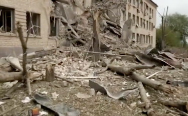 Pioggia di bombe sul Donbass: la battaglia infuria, città rase al suolo. Le immagini devastanti