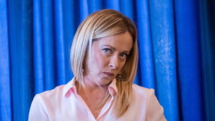 Mascherine a scuola, sferzata di Meloni al ministro: “Pura ideologia, norme strampalate”