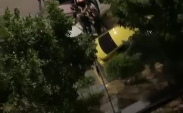 Il poliziotto albanese tira fuori la pistola per fermare i tifosi | VIDEO