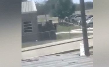 L'inizio della strage in Texas. Ecco il killer che entra nella scuola