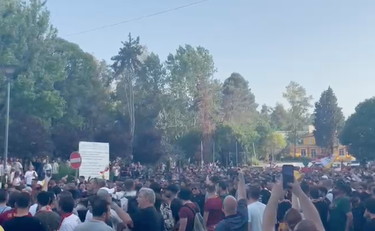 Roma-Feyenoord, il tifo giallorosso travolge Tirana: il corteo verso lo stadio tra cori ed entusiasmo