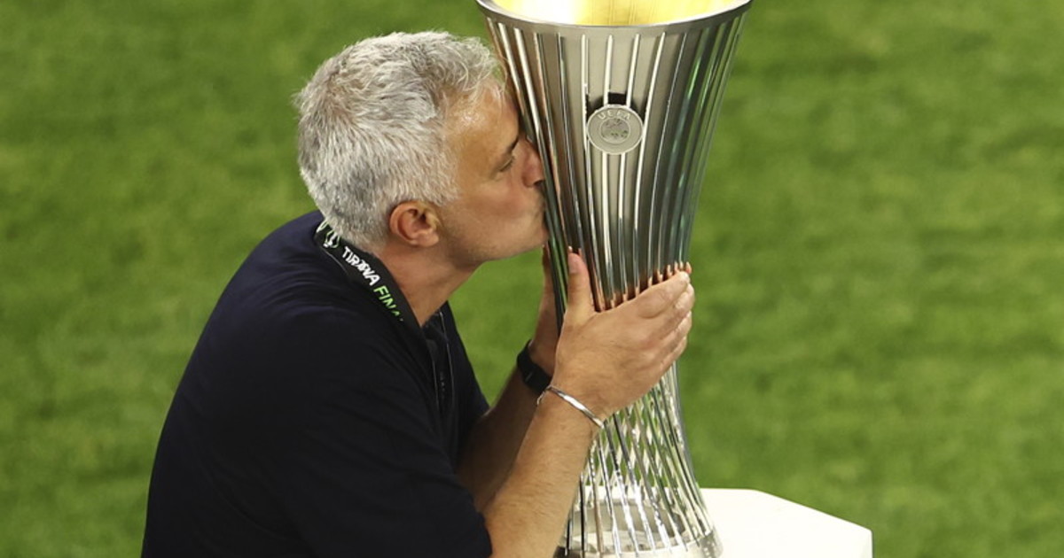 Il trionfo di Mourinho in Conference League: "Abbiamo scritto la storia e ora resto qui" Il trionfo di Mourinho in Conference League: "Abbiamo scritto la storia e ora resto qui"