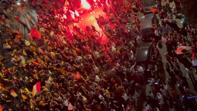 La Roma alza la coppa e i tifosi invadono le strade: festa in tutti i quartieri La Roma alza la coppa e i tifosi invadono le strade: festa in tutti i quartieri