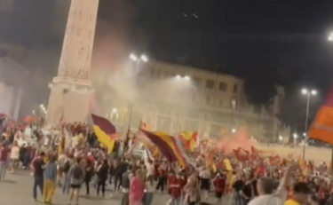 Lo spettacolo di piazza del Popolo giallorossa. E scatta il coro: 