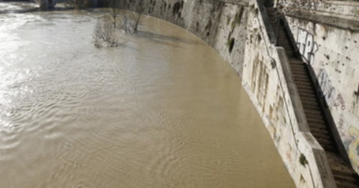 Giovane morto nel Tevere: giallo dopo i festeggiamenti per la coppa Giovane morto nel Tevere: giallo dopo i festeggiamenti per la coppa