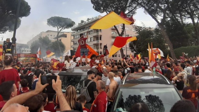 Roma in festa, al Circo Massimo tifosi i giallorossi sono in delirio Roma in festa, al Circo Massimo tifosi i giallorossi sono in delirio