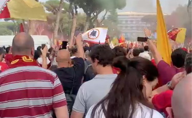 Esplode la festa romanista al Circo Massimo: i tifosi aspettano la Coppa