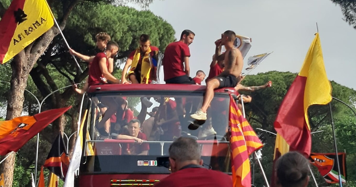 Delirio giallorosso, al Circo Massimo arriva il pullman della Roma Delirio giallorosso, al Circo Massimo arriva il pullman della Roma