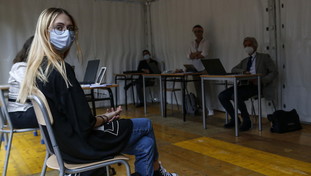 Tifosi ammassati e studenti imbavagliati, rivolta dei presidi contro la mascherina all'esame