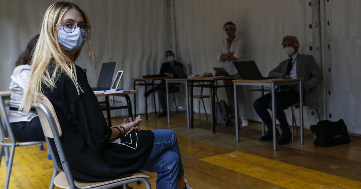 Tifosi ammassati e studenti imbavagliati, rivolta dei presidi contro la mascherina all Tifosi ammassati e studenti imbavagliati, rivolta dei presidi contro la mascherina all