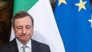 Il M5S non molla l'assalto a Draghi: “Fa quello che gli dice Biden, come un cane”