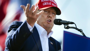 Riecco Trump: al raduno difende le armi e annuncia la nuova candidatura