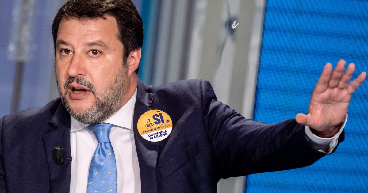 Salvini alla carica sul reddito di cittadinanza: “Soldi rubati da chi non fa una mazza” Salvini alla carica sul reddito di cittadinanza: “Soldi rubati da chi non fa una mazza”